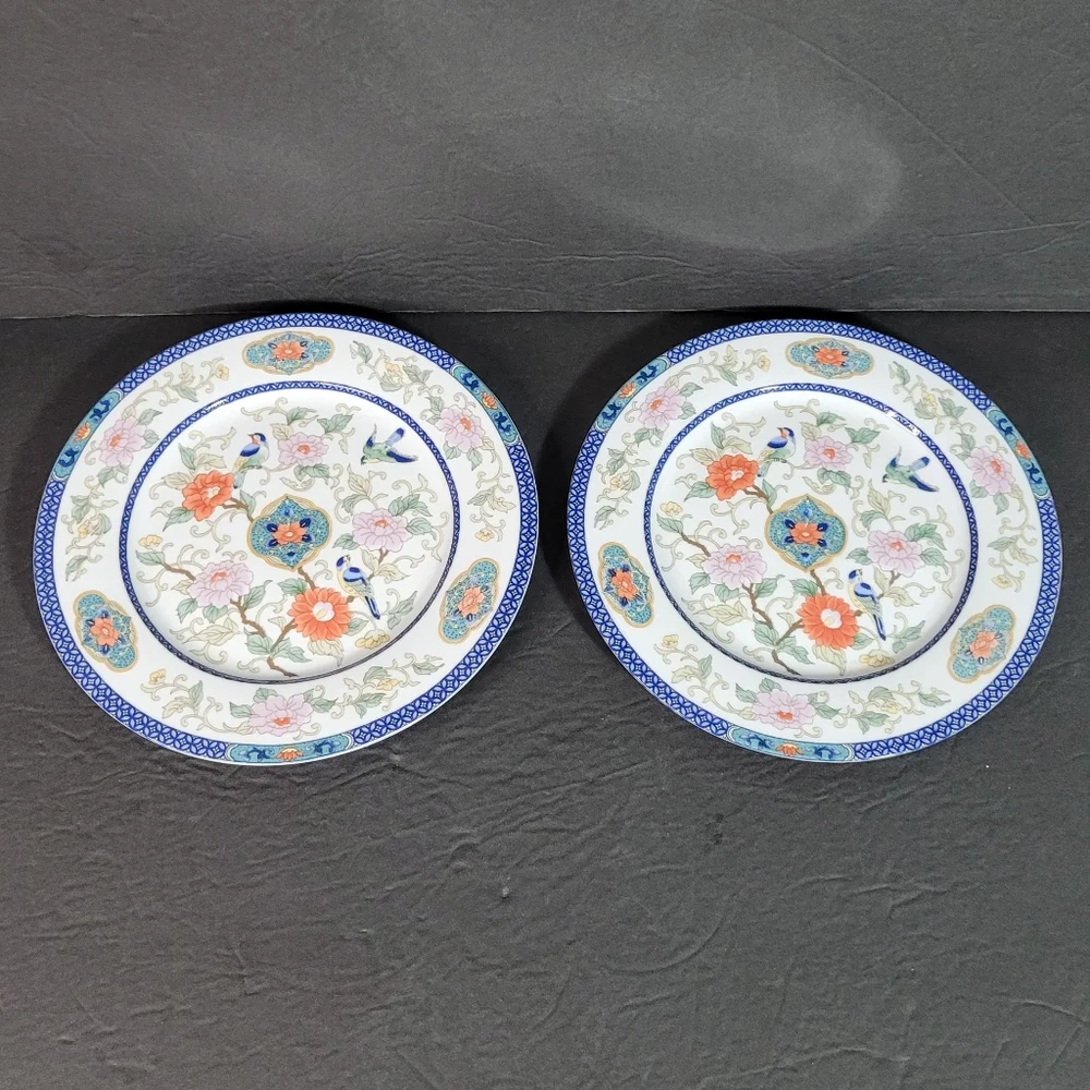 Distinctive Settings Ming Pattern Fine Porcelain Plates Lot of Two 8
